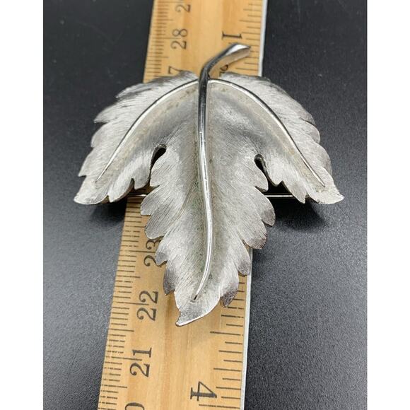 Vintage Brushed Silver Tone Trifari Maple Leaf Brooch 1960’s Estate - Picture 5 of 5